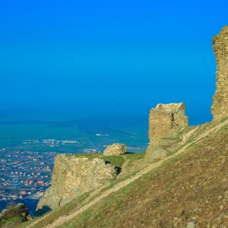 Șiria – cetatea, castelul şi legendele ascunse printre dealuri