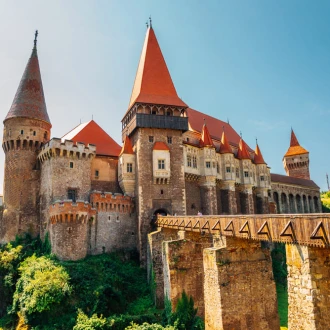 Castelul Corvinilor, legenda corbului și renașterea orașului Hunedoara