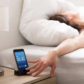 Nopți lungi, dimineți dificile – cum ne ridicăm mai ușor din pat?