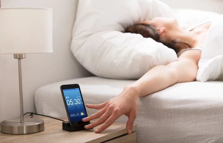 Nopți lungi, dimineți dificile – cum ne ridicăm mai ușor din pat?