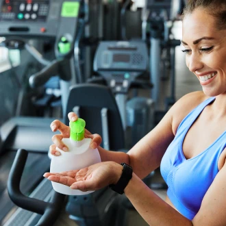 Cum ne protejăm de microbii din sala de sport?