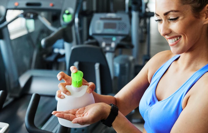 Cum ne protejăm de microbii din sala de sport?