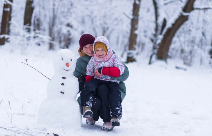 Tradiții sănătoase pentru copii și părinți – transformați obiceiurile de iarnă în lecții de viață