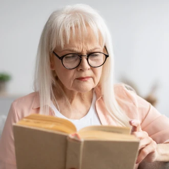 Presbiopia – un semn al înaintării în vârstă de neignorat
