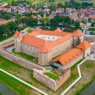 Cetatea Făgărașului, la fel de impunătoare ca munții ce o străjuiesc