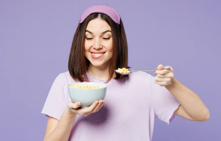 Motive uimitoare pentru care vă treziți înfometați dimineața