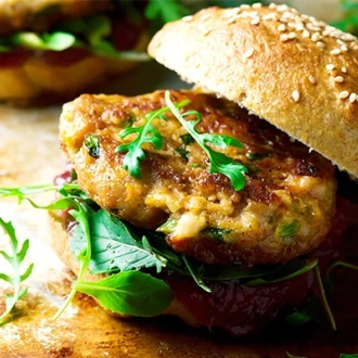 Burger de curcan cu aioli de piersici si tarhon 